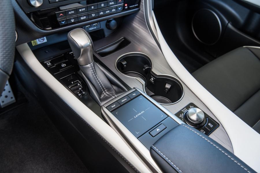 Детали интерьера Lexus RX300 F-Sport 2019 года  (WW) (фото 36 из 80)
